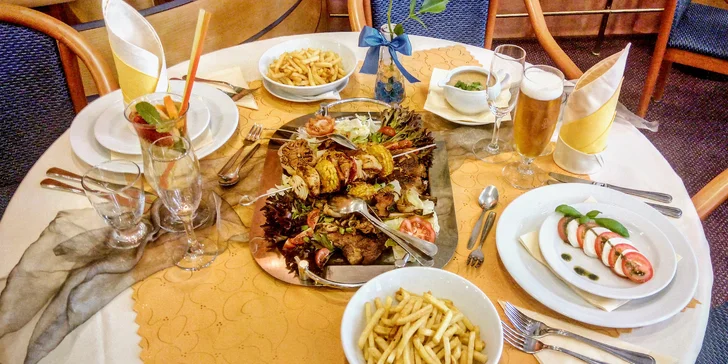 Tříchodové menu pro 2 osoby: přípitek, grilované maso i dezert z mascarpone