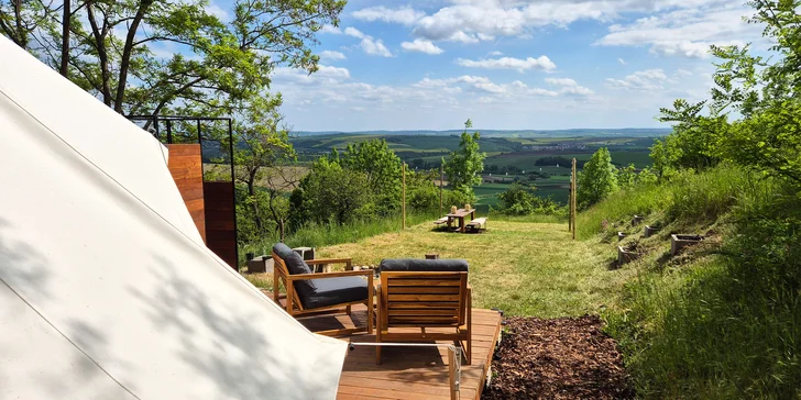 Venkovní posezení láká na relax s knížkou nebo skleničkou vína.