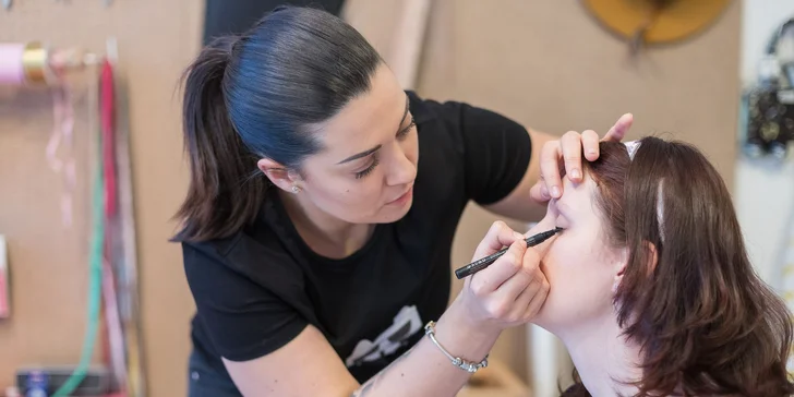 Individuální kurz každodenního líčení i s dárkovým balíčkem dekorativní i pečující kosmetiky