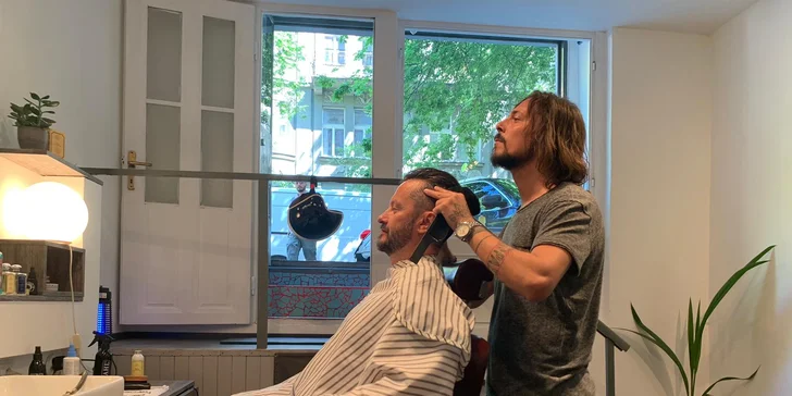 Pánský střih (klasický či strojkem) i holení a drink v italském barber shopu