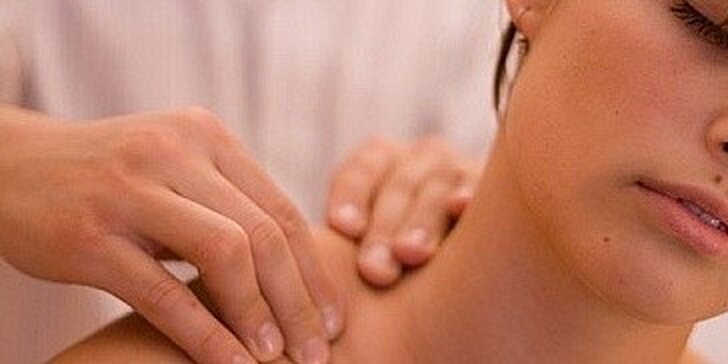 Intenzivní masáž šíje a šíjových svalů v délce 20 minut