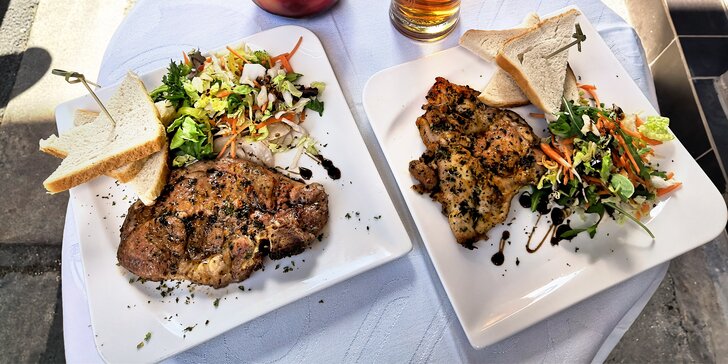 Menu pro dva: steak s přílohou, salát i domácí ovocná limonáda nebo pivo