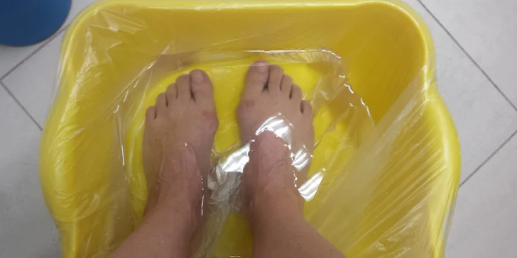 Wellness manikúra a pedikúra včetně masáže i lakování gel lakem