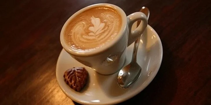 Espresso s mlékem a domácí tvarohovo-ovocný koláč