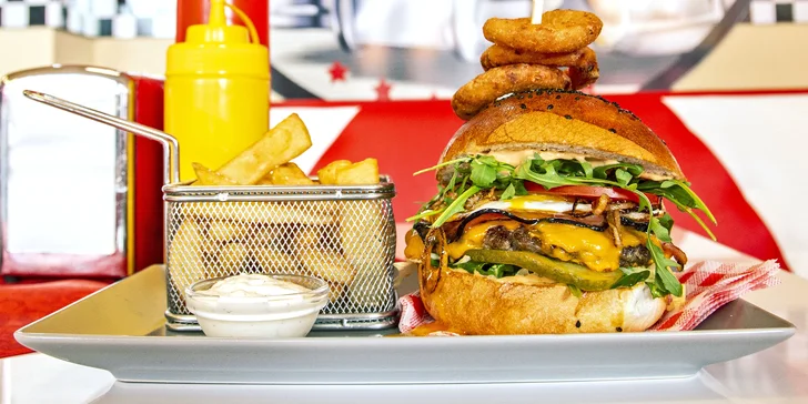 Hovězí burger s cibulovými kroužky, steakovými hranolkami a dipem pro dva
