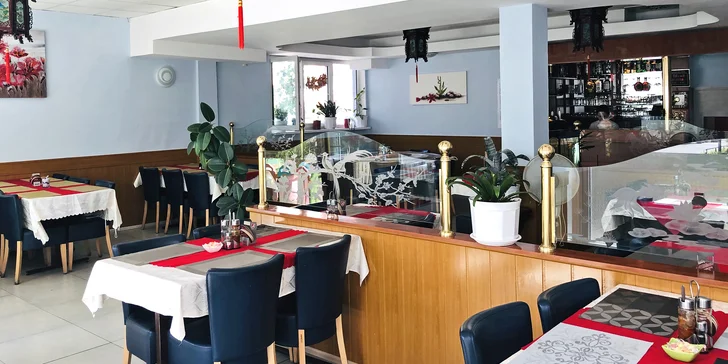 4chodové thajské menu: minizávitky, pikantní polévka, červené kari i ovoce