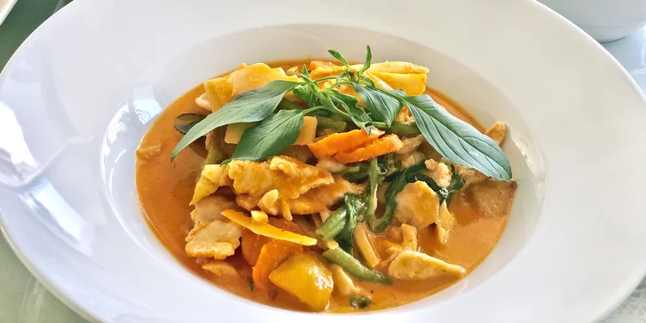 4chodové thajské menu: minizávitky, pikantní polévka, červené kari i ovoce