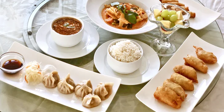 4chodové thajské menu: minizávitky, pikantní polévka, červené kari i ovoce