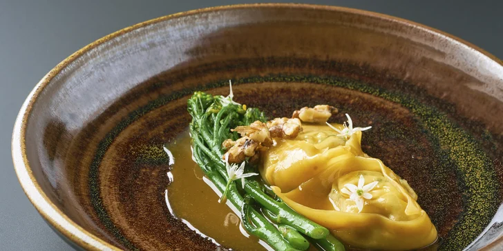 Párová, tradiční či olejová masáž a 3chodové menu v restauraci Signature
