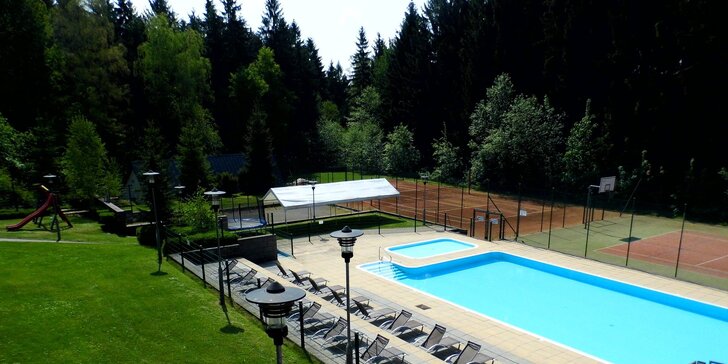 Pobyt v hotelu na Seči: polopenze, bazény, relaxace ve wellness i sport