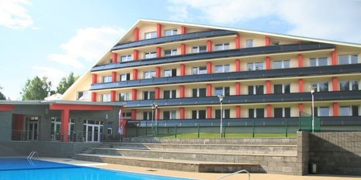 Pobyt v hotelu na Seči: polopenze, bazény, relaxace ve wellness i sport