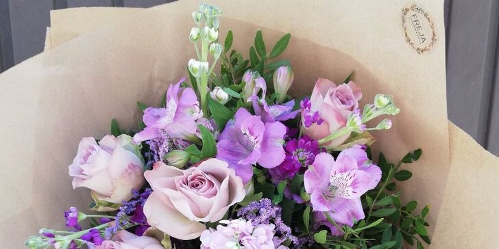 Vázané kytice ve fialové a meruňkové barvě s karafiáty, levandulí i růžemi