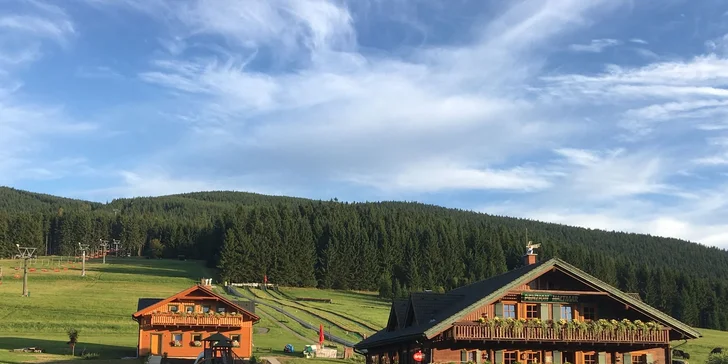 V těsné blízkosti stanice lanovky nachází provozovna horských minikár.