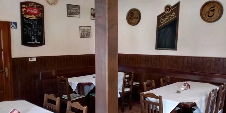 Výborná hostina pro 4 osoby: husa plněná jablky, zelí a knedlíky, lahev vína i koláč