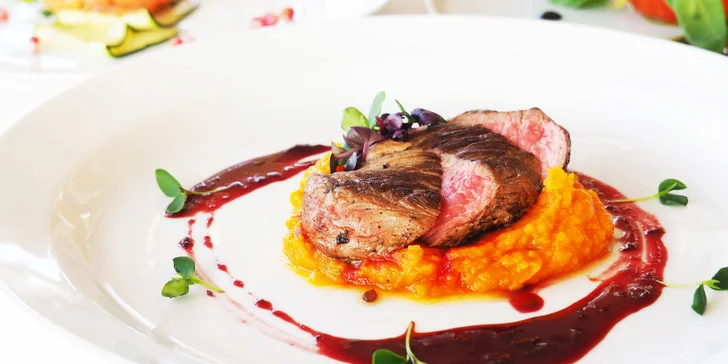 Jako hlavní chod se podává hovězí teres major steak, batátové pyré a omáčka z červeného vína.