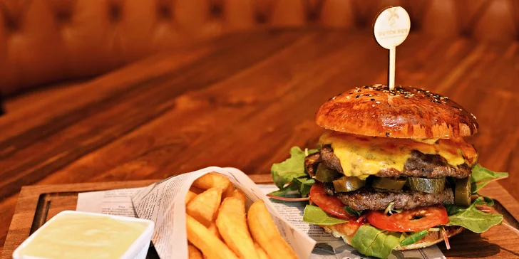 Burger velikosti M s 400 g hovězího masa a hranolky v The Dutch Pub