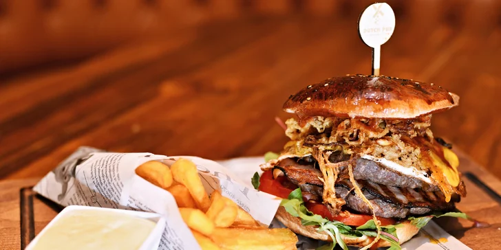 Burger velikosti M s 400 g hovězího masa a hranolky v The Dutch Pub