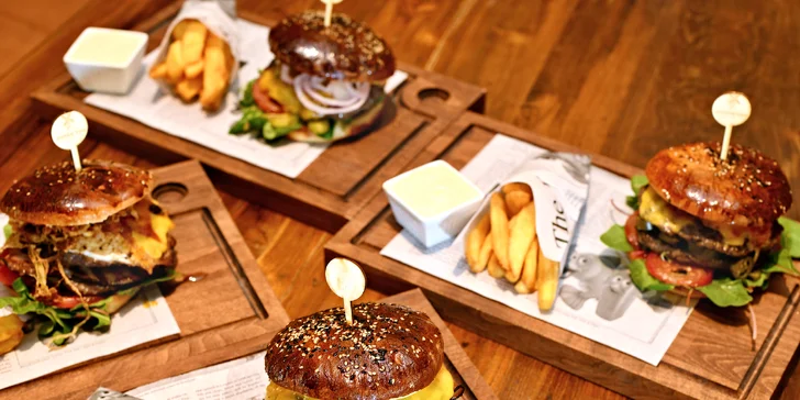 Domácí XL burger výběrem ze 4 druhů, hranolky i pivo v The Dutch Pub