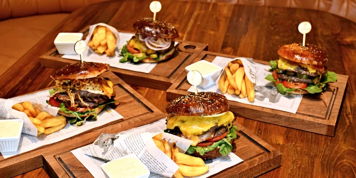 Domácí XL burger výběrem ze 4 druhů, hranolky i pivo v The Dutch Pub