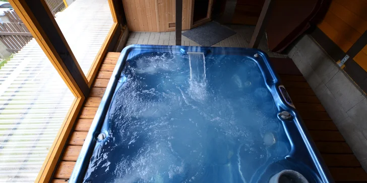 Moderní chata se saunou a vířivkou v Krušných horách pro partu nebo rodinu