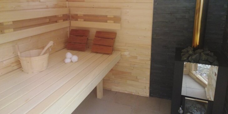 Buďte pár dní jen spolu: romantický pobyt v luxusní chatě se saunou a krbem