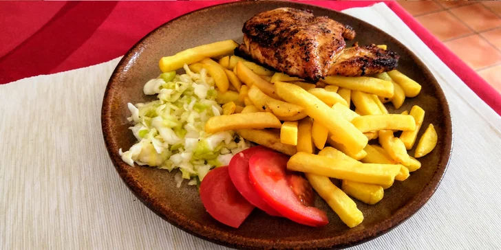 Bylinkami provoněný steak z krkovičky nebo kuřecího masa s přílohou a nápojem