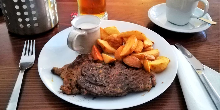 Bylinkami provoněný steak z krkovičky nebo kuřecího masa s přílohou a nápojem
