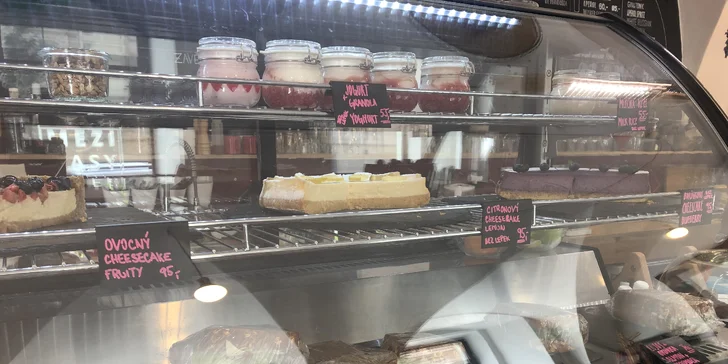 Káva a dort podle výběru v kavárně Mezičasy Café pro 1 i 2 osoby