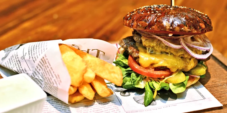 Burger velikosti M s 400 g hovězího masa a hranolky v The Dutch Pub