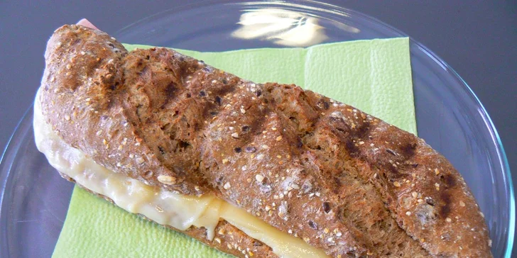 Zdravá svačinka: panini nebo toust a limonáda z bio ovocného koncentrátu