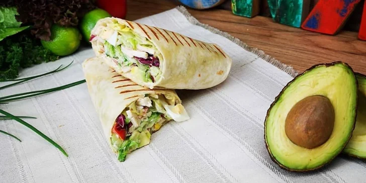 Stay fresh: salát či tortilla dle výběru s halloumi, avokádem i masem