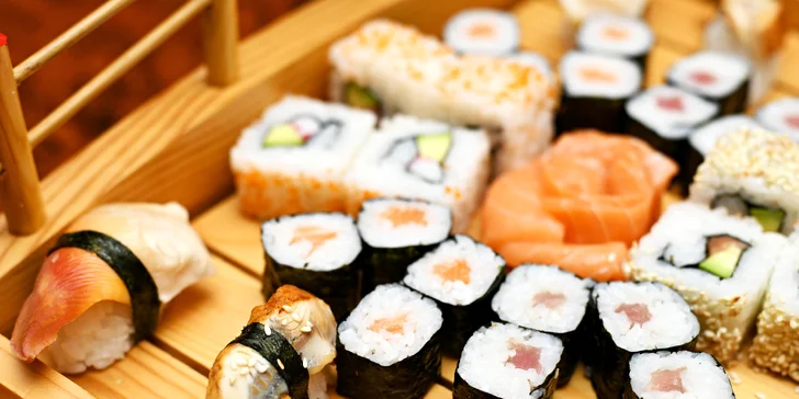 Sushi sety s 16 až 45 kousky: maki s lososem i nigiri s chobotnicí či úhořem