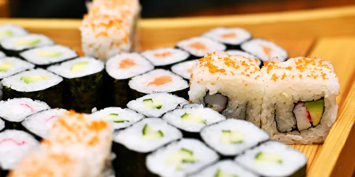 Sushi sety s 16 až 45 kousky: maki s lososem i nigiri s chobotnicí či úhořem