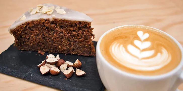 Káva a dort podle výběru v kavárně Mezičasy Café pro 1 i 2 osoby