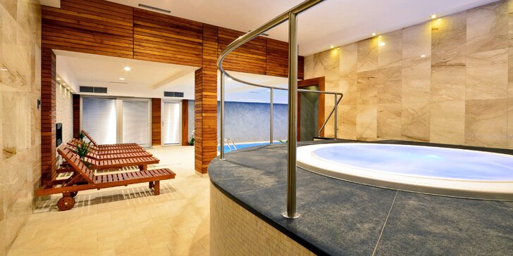 Romantika v privátním wellness: 90 minut v sauně, vířivce a bazénu, případně i sekt či masáž