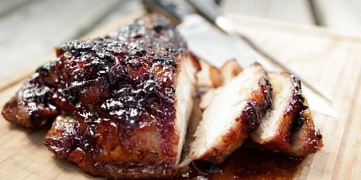 350g pikantního grilovaného bůčku s hořčicí, křenem a chlebem