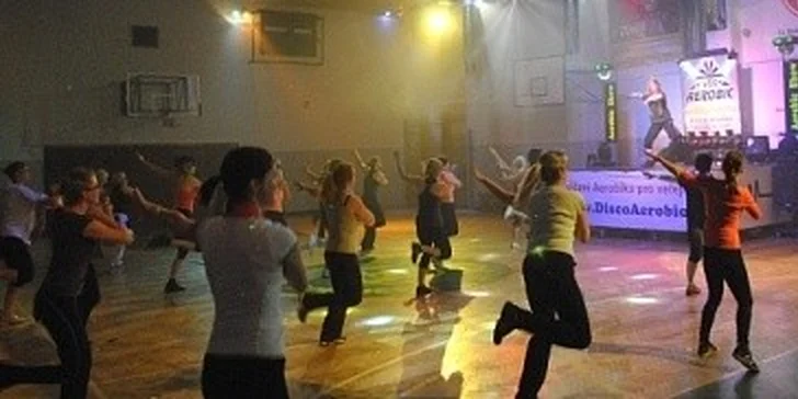10 vstupů na VIP Aerobic s posilováním s laser show se slevou 90%