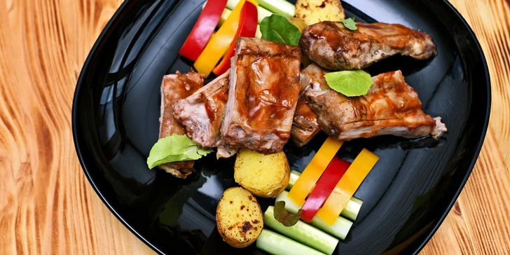 Pohádka o 3 chodech: carpaccio, vepřové maso nebo Caesar salát a dezert