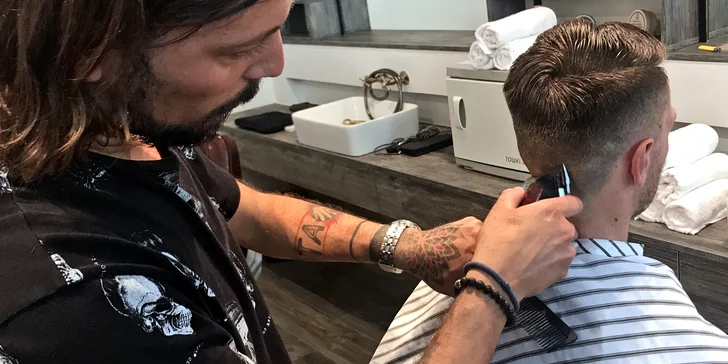 Pánský střih (klasický či strojkem) i holení a drink v italském barber shopu