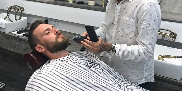 Pánský střih (klasický či strojkem) i holení a drink v italském barber shopu