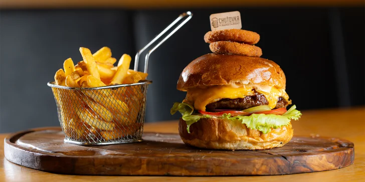 Homemade burger s hranolčekmi v Chuťovka pub & restaurant