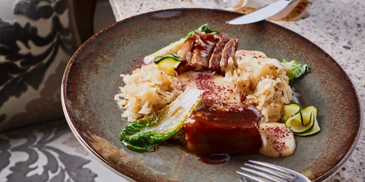 Také hlavní chod si můžete vybrat. Dáte přednost vepřovému boku nebo zkusíte filet z krůty připravený metodou sous-vide?