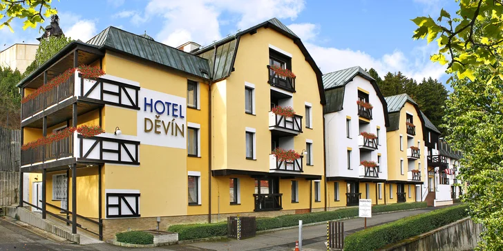 Hotel se nachází v klidném prostředí lesoparku s velmi dobrou dostupností do centra.