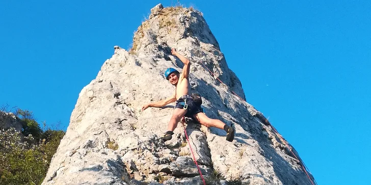 Následně se budete střídat při bezpečném lezení cest stylem top-rope a vyzkoušíte si jištění dalších účastníků kurzu dle pokynů instruktora.