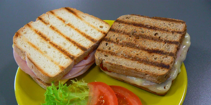 Zdravá svačinka: panini nebo toust a limonáda z bio ovocného koncentrátu