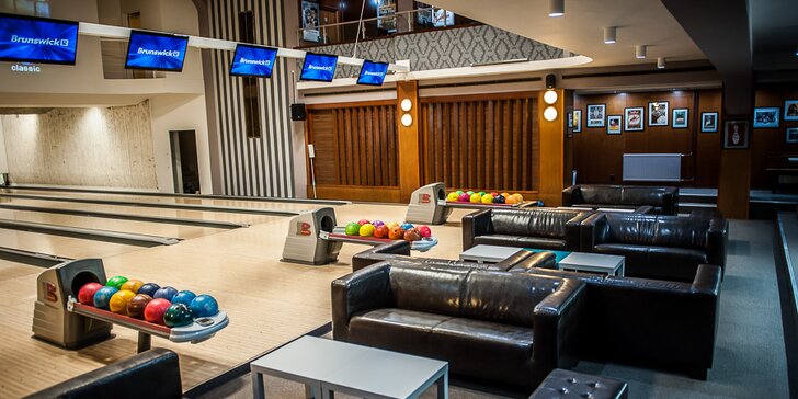Hodina aktivní zábavy: bowling i se zapůjčením bot až pro 6 hráčů ve Strašnicích