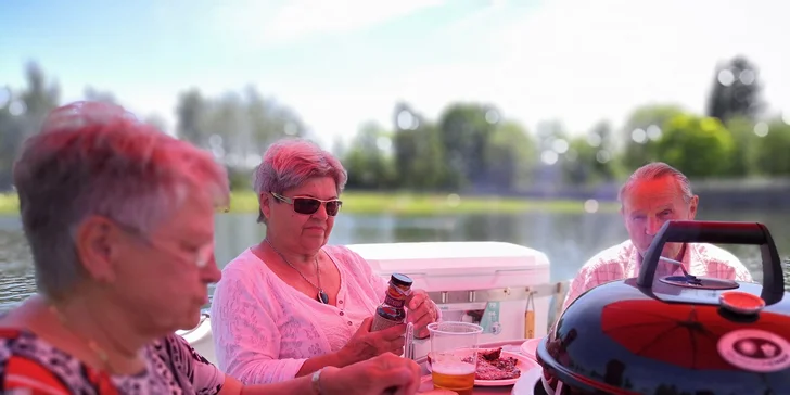 2,5 hod. grilování na Barníku pro dva i partu: láhev vína, kukuřice, hlavní jídlo i dezert