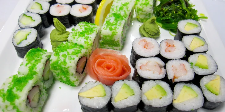 Smlsněte si na sushi: rolky s lososem, tuňákem i vege v setech 24–42 kusů