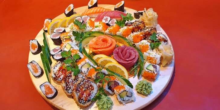Smlsněte si na sushi: rolky s lososem, tuňákem i vege v setech 24–42 kusů