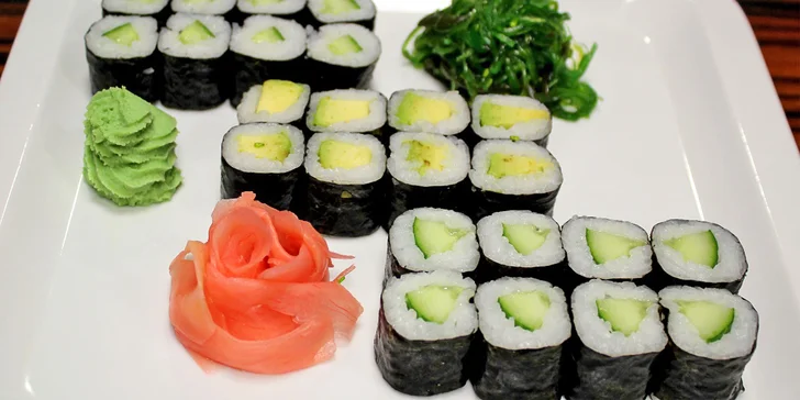 Smlsněte si na sushi: rolky s lososem, tuňákem i vege v setech 24–42 kusů